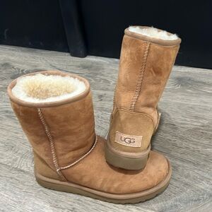 Women’s size 6 UGGS classic short boot II in chestnut